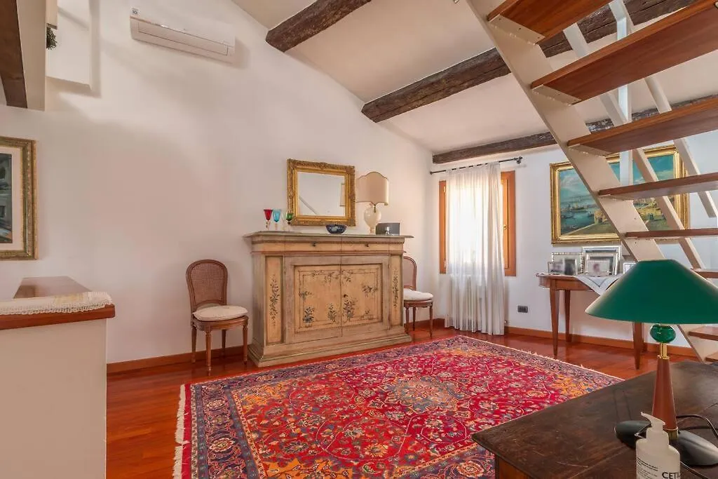 Charming Loft With Roof Terrace Close To S. Marco ヴェネツィア 0*,  イタリア